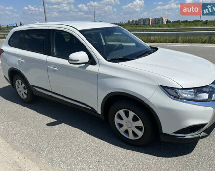 Белый Мицубиси Аутлендер, объемом двигателя 2 л и пробегом 9 тыс. км за 25000 $, фото 2 на Automoto.ua