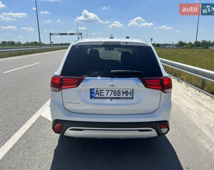 Белый Мицубиси Аутлендер, объемом двигателя 2 л и пробегом 9 тыс. км за 25000 $, фото 8 на Automoto.ua