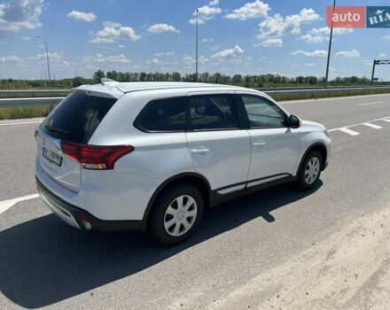 Белый Мицубиси Аутлендер, объемом двигателя 2 л и пробегом 9 тыс. км за 25000 $, фото 5 на Automoto.ua