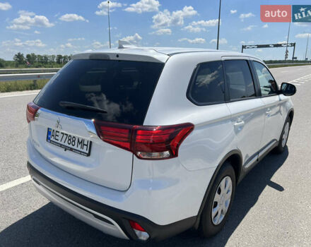 Белый Мицубиси Аутлендер, объемом двигателя 2 л и пробегом 9 тыс. км за 25000 $, фото 7 на Automoto.ua