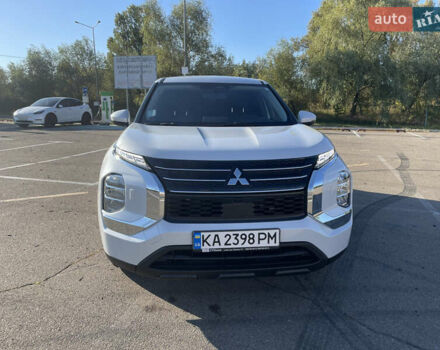 Белый Мицубиси Аутлендер, объемом двигателя 2.36 л и пробегом 33 тыс. км за 34600 $, фото 1 на Automoto.ua