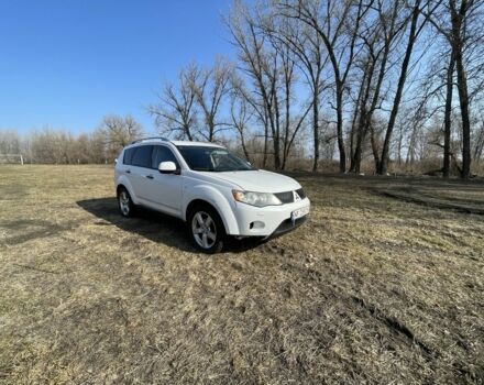 Белый Мицубиси Аутлендер, объемом двигателя 2 л и пробегом 250 тыс. км за 4200 $, фото 1 на Automoto.ua