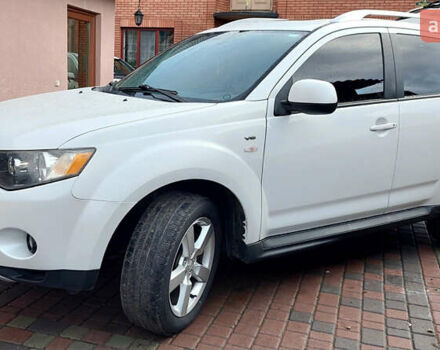 Белый Мицубиси Аутлендер, объемом двигателя 3 л и пробегом 230 тыс. км за 6900 $, фото 1 на Automoto.ua