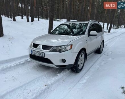 Белый Мицубиси Аутлендер, объемом двигателя 3 л и пробегом 200 тыс. км за 10500 $, фото 1 на Automoto.ua