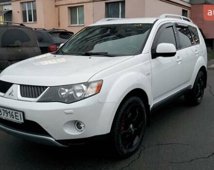 Белый Мицубиси Аутлендер, объемом двигателя 2.36 л и пробегом 186 тыс. км за 9250 $, фото 1 на Automoto.ua