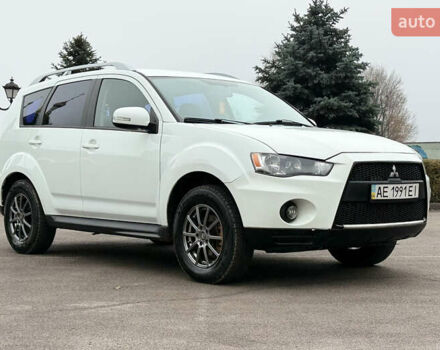 Белый Мицубиси Аутлендер, объемом двигателя 2.36 л и пробегом 260 тыс. км за 10000 $, фото 1 на Automoto.ua