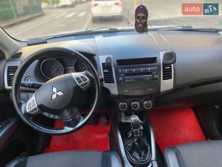 Белый Мицубиси Аутлендер, объемом двигателя 2.27 л и пробегом 229 тыс. км за 11000 $, фото 1 на Automoto.ua