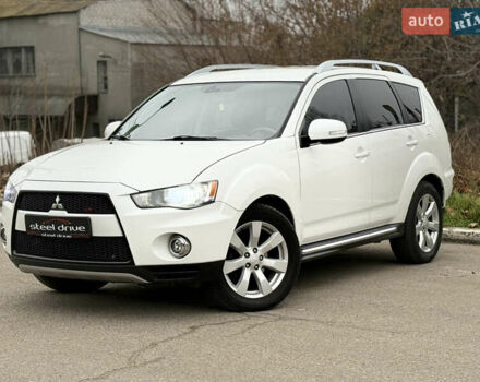 Белый Мицубиси Аутлендер, объемом двигателя 2.18 л и пробегом 227 тыс. км за 9999 $, фото 1 на Automoto.ua