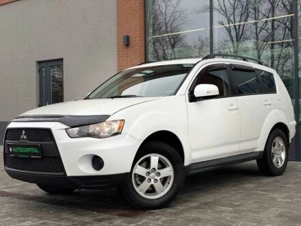 Белый Мицубиси Аутлендер, объемом двигателя 2 л и пробегом 248 тыс. км за 10490 $, фото 1 на Automoto.ua