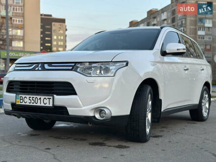 Белый Мицубиси Аутлендер, объемом двигателя 2.36 л и пробегом 76 тыс. км за 15000 $, фото 1 на Automoto.ua