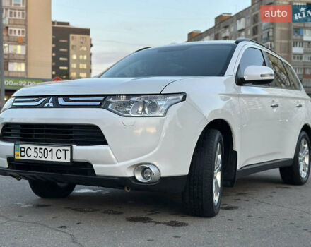 Белый Мицубиси Аутлендер, объемом двигателя 2.36 л и пробегом 76 тыс. км за 15000 $, фото 1 на Automoto.ua