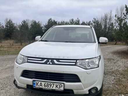 Белый Мицубиси Аутлендер, объемом двигателя 2.27 л и пробегом 240 тыс. км за 14500 $, фото 1 на Automoto.ua