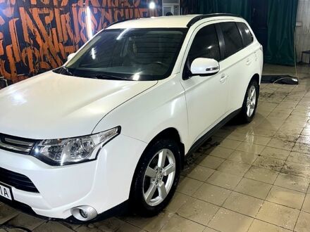 Белый Мицубиси Аутлендер, объемом двигателя 2 л и пробегом 105 тыс. км за 13000 $, фото 1 на Automoto.ua