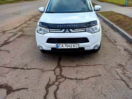 Мицубиси Аутлендер 2012 в Каменке на Automoto.ua Белый Мицубиси Аутлендер, объемом двигателя 2.3 л и пробегом 221 тыс. км за 11950 $, фото 1 на Automoto.ua