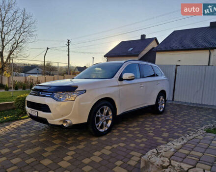 Белый Мицубиси Аутлендер, объемом двигателя 2.27 л и пробегом 201 тыс. км за 14150 $, фото 1 на Automoto.ua