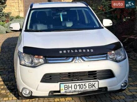 Белый Мицубиси Аутлендер, объемом двигателя 2.36 л и пробегом 240 тыс. км за 11800 $, фото 1 на Automoto.ua