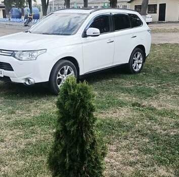 Білий Міцубісі Аутлендер, об'ємом двигуна 2.36 л та пробігом 299 тис. км за 13000 $, фото 1 на Automoto.ua