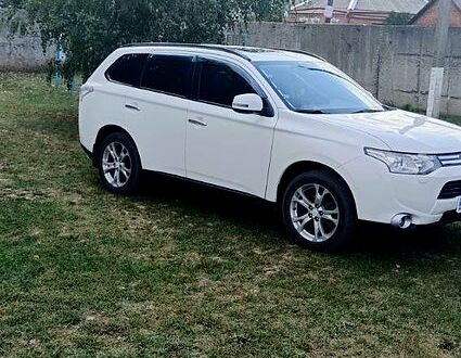 Белый Мицубиси Аутлендер, объемом двигателя 2.4 л и пробегом 300 тыс. км за 12500 $, фото 1 на Automoto.ua
