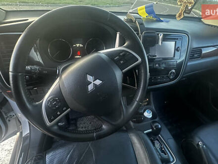 Міцубісі Аутлендер 2013 у Дніпро (Дніпропетровську) на Automoto.ua Білий Міцубісі Аутлендер, об'ємом двигуна 2.36 л та пробігом 127 тис. км за 13500 $, фото 1 на Automoto.ua