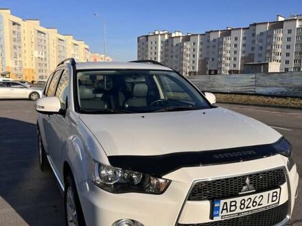 Мицубиси Аутлендер 2013 в Виннице на Automoto.ua Белый Мицубиси Аутлендер, объемом двигателя 2.4 л и пробегом 340 тыс. км за 9900 $, фото 1 на Automoto.ua