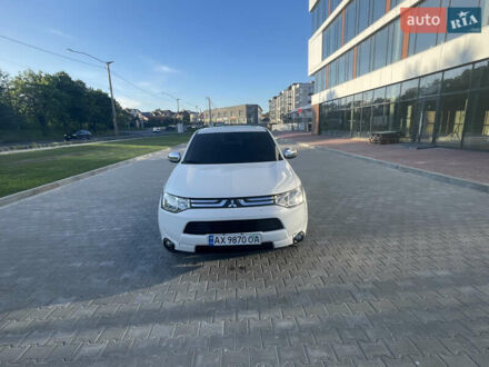 Мицубиси Аутлендер 2013 в Ровно на Automoto.ua Белый Мицубиси Аутлендер, объемом двигателя 2.36 л и пробегом 197 тыс. км за 11000 $, фото 1 на Automoto.ua