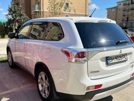 Міцубісі Аутлендер 2014 у Одесі на Automoto.ua Білий Міцубісі Аутлендер, об'ємом двигуна 2.36 л та пробігом 175 тис. км за 12500 $, фото 1 на Automoto.ua