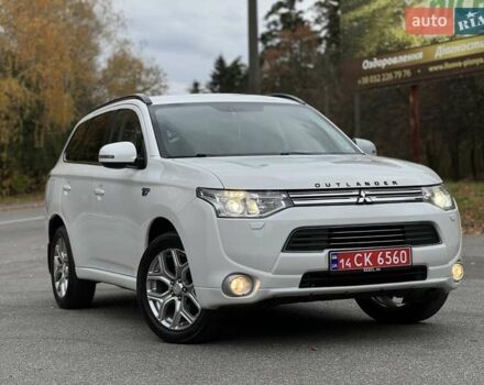 Белый Мицубиси Аутлендер, объемом двигателя 2 л и пробегом 210 тыс. км за 14300 $, фото 1 на Automoto.ua
