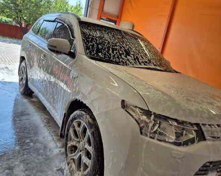 Білий Міцубісі Аутлендер, об'ємом двигуна 2 л та пробігом 243 тис. км за 15200 $, фото 1 на Automoto.ua