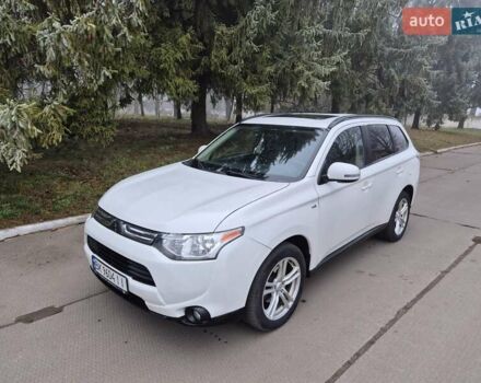 Белый Мицубиси Аутлендер, объемом двигателя 3 л и пробегом 173 тыс. км за 12700 $, фото 1 на Automoto.ua