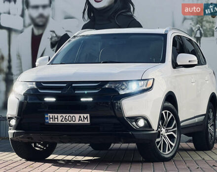 Белый Мицубиси Аутлендер, объемом двигателя 2.4 л и пробегом 147 тыс. км за 12999 $, фото 1 на Automoto.ua