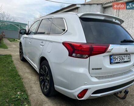 Белый Мицубиси Аутлендер, объемом двигателя 2 л и пробегом 195 тыс. км за 17100 $, фото 1 на Automoto.ua