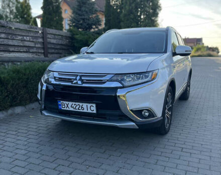 Белый Мицубиси Аутлендер, объемом двигателя 3 л и пробегом 197 тыс. км за 15300 $, фото 1 на Automoto.ua