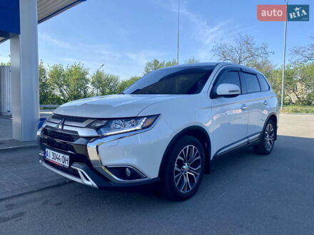 Міцубісі Аутлендер 2015 у Кропивницькому (Кіровограді) на Automoto.ua Білий Міцубісі Аутлендер, об'ємом двигуна 2.36 л та пробігом 130 тис. км за 13999 $, фото 1 на Automoto.ua