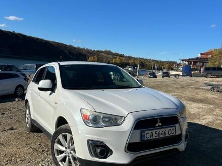 Белый Мицубиси Аутлендер, объемом двигателя 2 л и пробегом 255 тыс. км за 11500 $, фото 1 на Automoto.ua