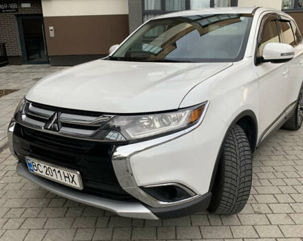 Белый Мицубиси Аутлендер, объемом двигателя 2.36 л и пробегом 47 тыс. км за 16000 $, фото 1 на Automoto.ua