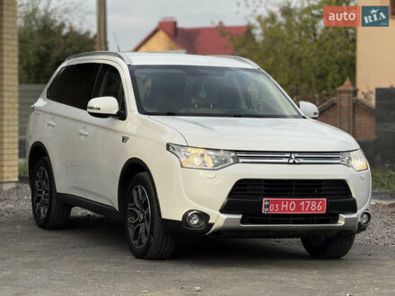 Мицубиси Аутлендер 2015 в Радивилове на Automoto.ua Белый Мицубиси Аутлендер, объемом двигателя 2 л и пробегом 103 тыс. км за 15900 $, фото 1 на Automoto.ua
