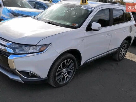 Белый Мицубиси Аутлендер, объемом двигателя 3 л и пробегом 177 тыс. км за 9000 $, фото 1 на Automoto.ua