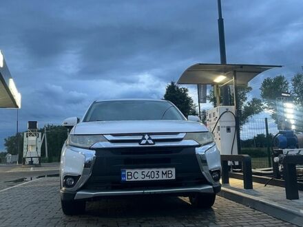 Білий Міцубісі Аутлендер, об'ємом двигуна 2.36 л та пробігом 130 тис. км за 13000 $, фото 1 на Automoto.ua