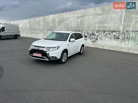 Мицубиси Аутлендер 2016 в Львове на Automoto.ua Белый Мицубиси Аутлендер, объемом двигателя 2 л и пробегом 265 тыс. км за 14700 $, фото 1 на Automoto.ua