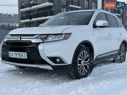 Белый Мицубиси Аутлендер, объемом двигателя 3 л и пробегом 179 тыс. км за 16900 $, фото 1 на Automoto.ua