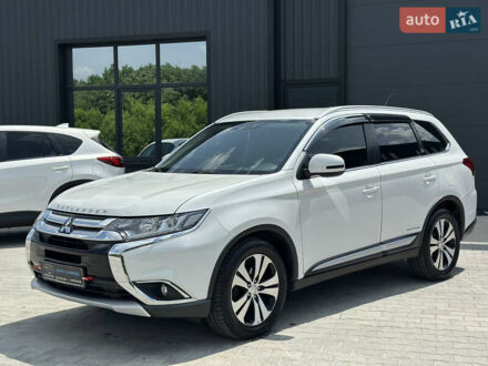 Мицубиси Аутлендер 2016 в Дубно на Automoto.ua Белый Мицубиси Аутлендер, объемом двигателя 2.2 л и пробегом 190 тыс. км за 16999 $, фото 1 на Automoto.ua