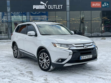 Белый Мицубиси Аутлендер, объемом двигателя 2.36 л и пробегом 210 тыс. км за 12990 $, фото 1 на Automoto.ua