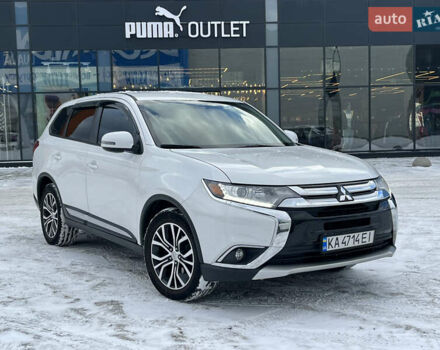 Белый Мицубиси Аутлендер, объемом двигателя 2.36 л и пробегом 210 тыс. км за 12990 $, фото 1 на Automoto.ua
