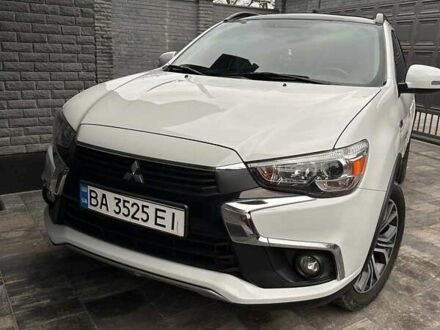 Міцубісі Аутлендер 2017 у Александрие на Automoto.ua Білий Міцубісі Аутлендер, об'ємом двигуна 2.36 л та пробігом 107 тис. км за 15500 $, фото 1 на Automoto.ua