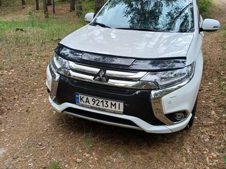 Белый Мицубиси Аутлендер, объемом двигателя 2 л и пробегом 127 тыс. км за 20000 $, фото 1 на Automoto.ua