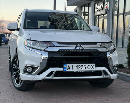 Белый Мицубиси Аутлендер, объемом двигателя 2 л и пробегом 103 тыс. км за 20999 $, фото 1 на Automoto.ua