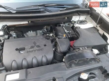 Белый Мицубиси Аутлендер, объемом двигателя 2.36 л и пробегом 90 тыс. км за 15500 $, фото 1 на Automoto.ua