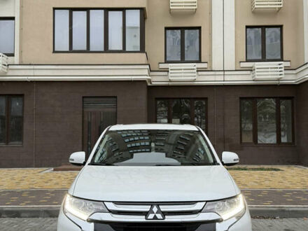 Белый Мицубиси Аутлендер, объемом двигателя 2.4 л и пробегом 53 тыс. км за 16900 $, фото 1 на Automoto.ua