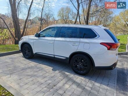Мицубиси Аутлендер 2018 в Киеве на Automoto.ua Белый Мицубиси Аутлендер, объемом двигателя 2.35 л и пробегом 99 тыс. км за 17500 $, фото 1 на Automoto.ua