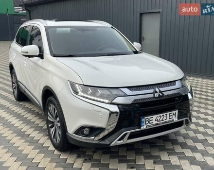 Белый Мицубиси Аутлендер, объемом двигателя 2.36 л и пробегом 112 тыс. км за 21400 $, фото 1 на Automoto.ua